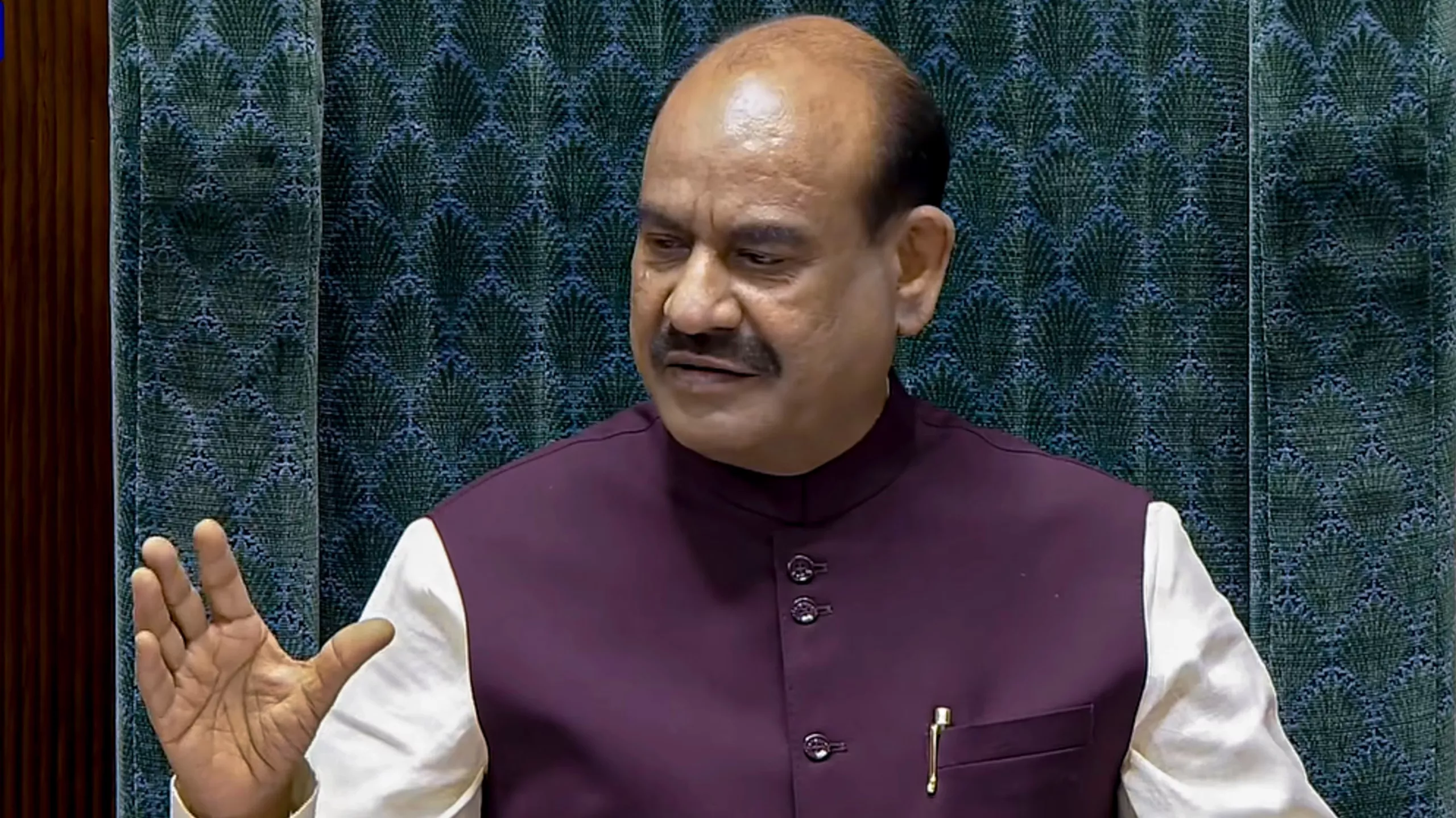 लोकसभा अध्यक्ष Om Birla ने प्रश्नकाल के दौरान संबंधित मंत्री की अनुपस्थिति पर नाराजगी जताई और इस मामले में संसदीय कार्य मंत्री से संज्ञान लेने को कहा