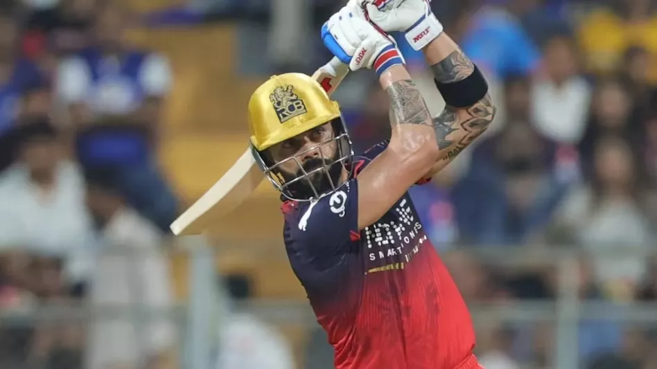 मैदान पर खेलते विराट कोहली