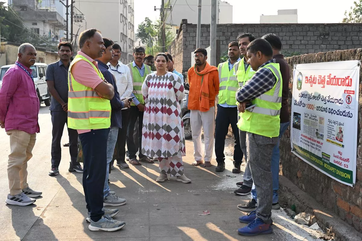 कचरा डंपिंग स्थल पर CCTV से निगरानी करते अधिकारी