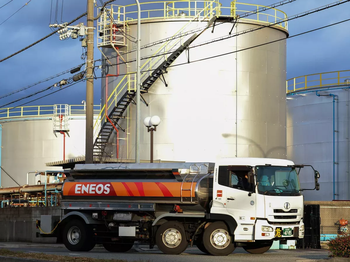 हवाई जहाज और ईंधन का प्रतीकात्मक दृश्य