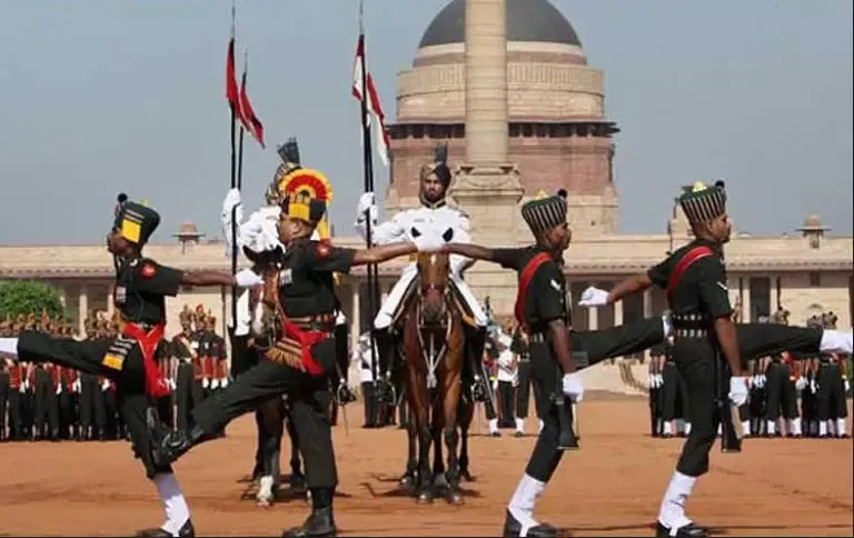 निर्धारित कार्यक्रम स्थगित आगंतुकों के लिए जारी सूचना