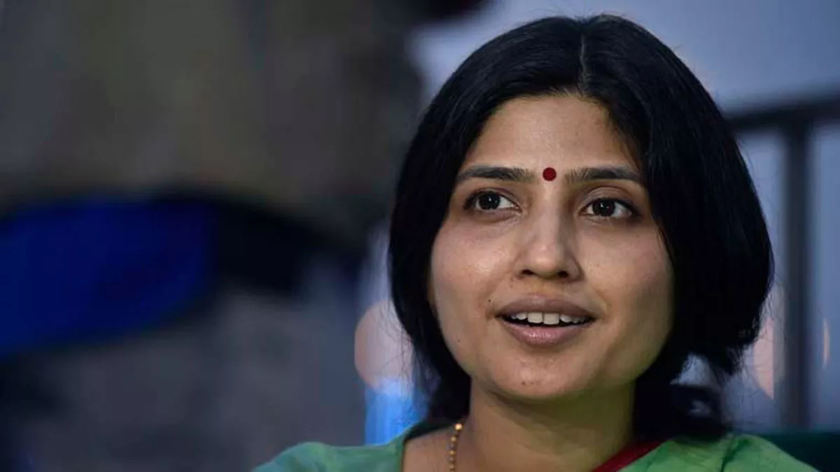 लोकसभा में महिला आरक्षण विधेयक पर चर्चा करतीं डिंपल यादव