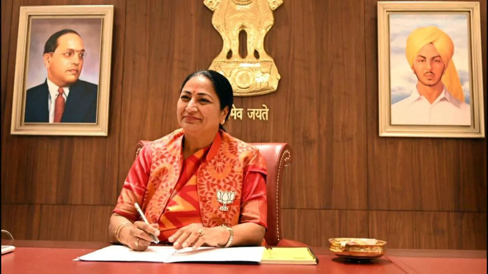 दिल्ली में 200 नई इलेक्ट्रिक बसों को हरी झंडी दिखातीं मुख्यमंत्री