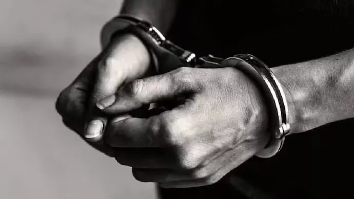 कंदूकूर में फिल्मी अंदाज में 10 लाख रुपये लूटे