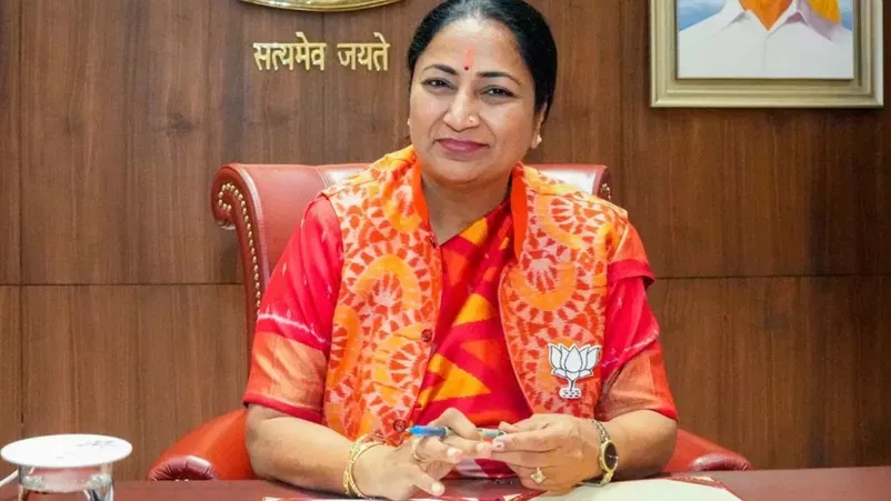 रेखा गुप्ता महिला आरक्षण विधेयक पर बयान देती हुईं