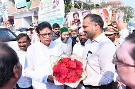 हैदराबाद में नए रोड ओवर ब्रिज का उद्घाटन करते मंत्री