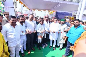 हैदराबाद में नए रोड ओवर ब्रिज का उद्घाटन करते मंत्री