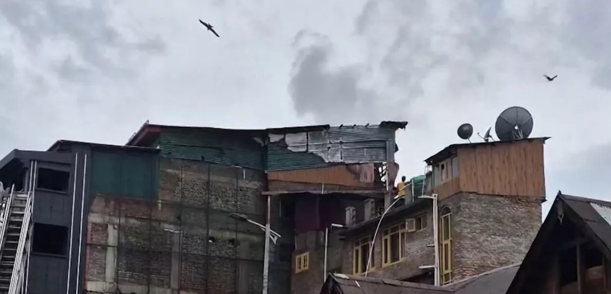 श्रीनगर लाल चौक के पास इमारत में आग, बड़ा हादसा टला