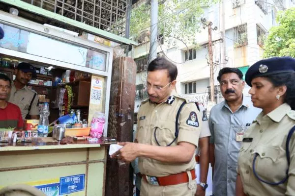 पुलिस ने स्कूलों के आसपास दुकानों पर की छापेमारी
