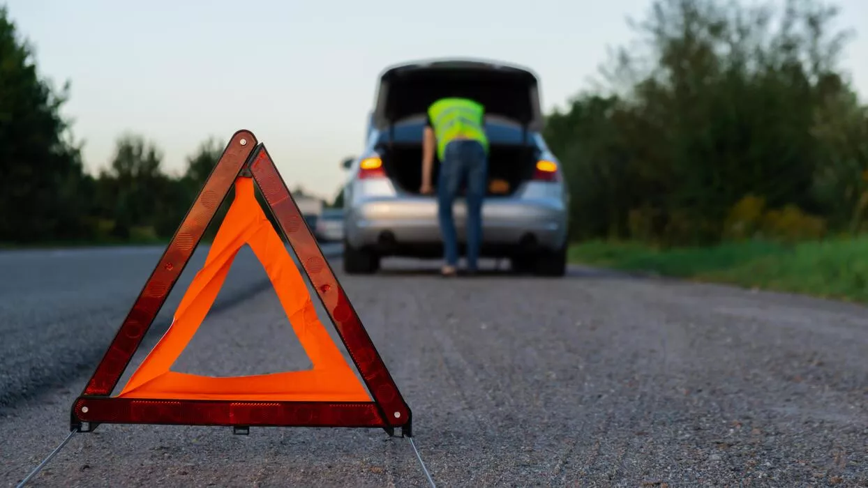 कार दुर्घटना के बाद क्षतिग्रस्त वाहन