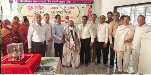 जैन प्रवचन सभा में संत का प्रवचन