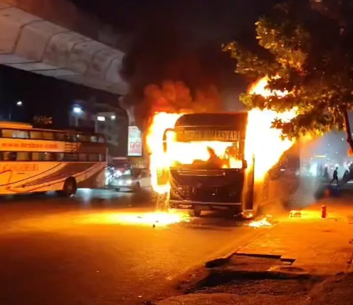 हैदराबाद में ट्रैवल बस में आग, 20 यात्री सुरक्षित