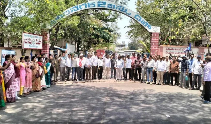 बस कर्मचारियों की हड़ताल बैठक