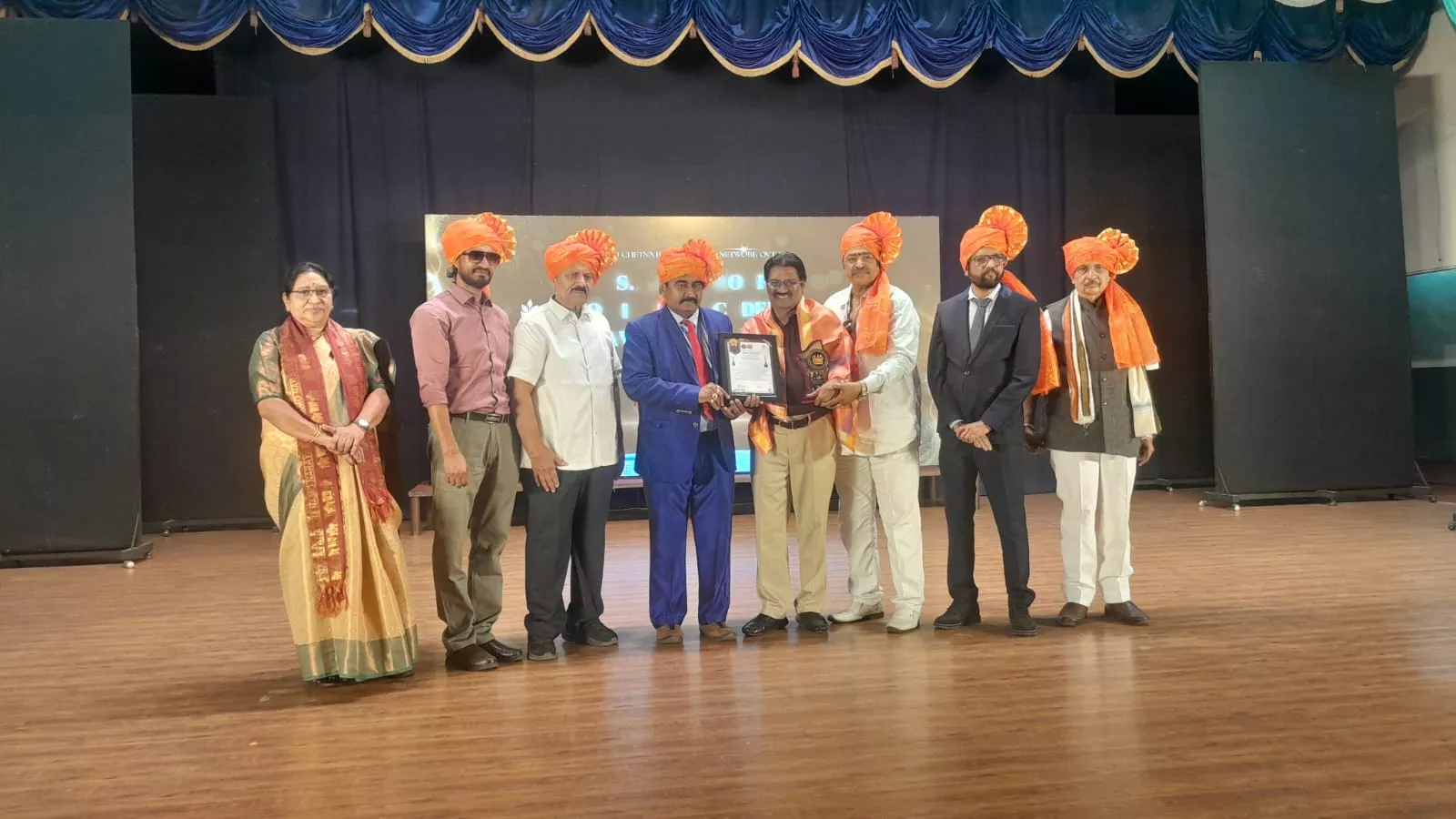 डॉ. एम. ई. आज़ाद को अवॉर्ड देते हुए