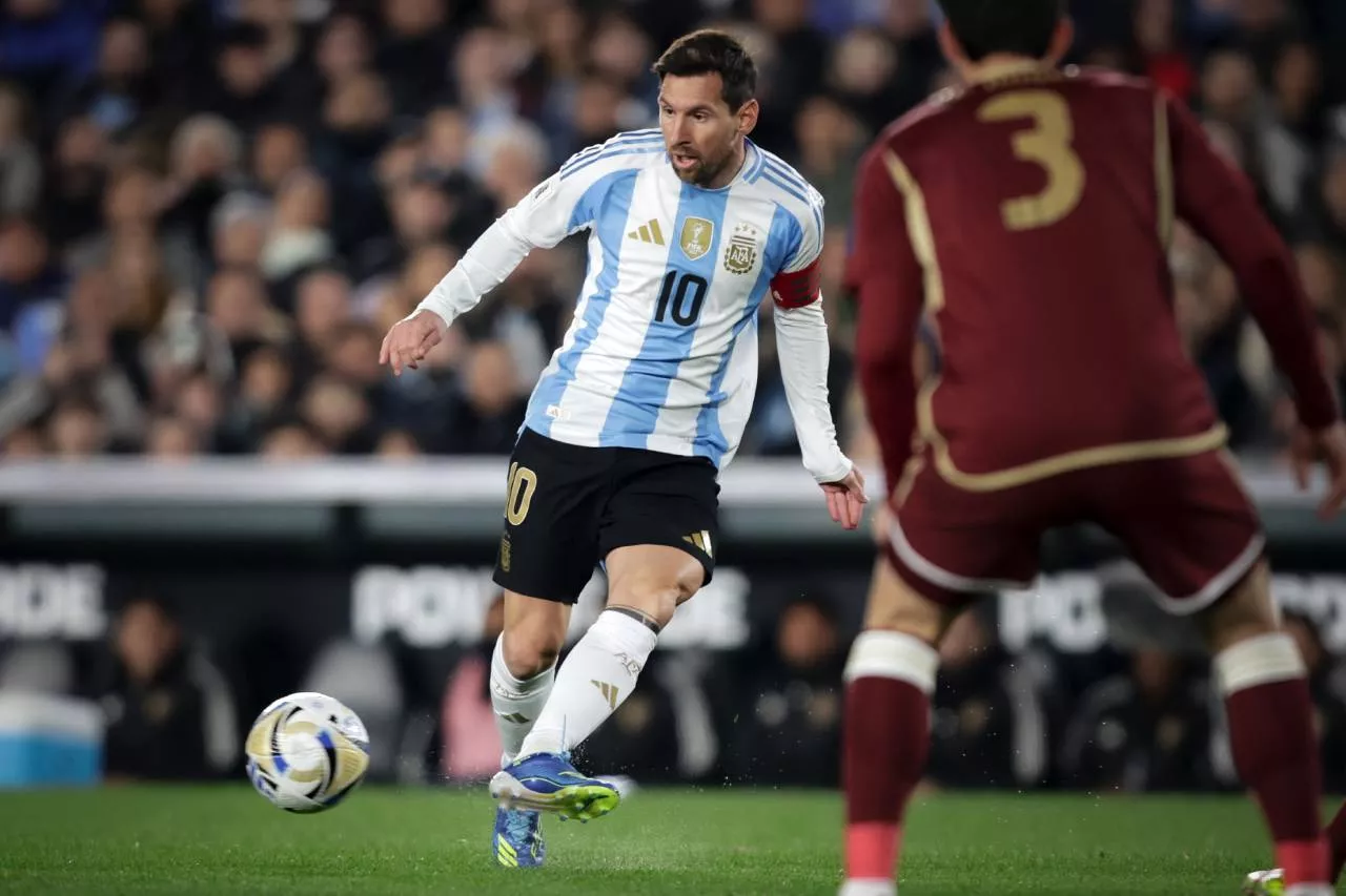 मेस्सी जाम्बिया के खिलाफ गोल करते हुए