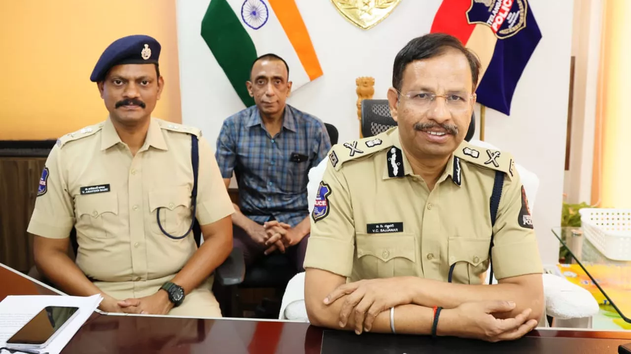 साइबर फ्रॉड मामले में गिरफ्तार आरोपियों को ले जाती पुलिस