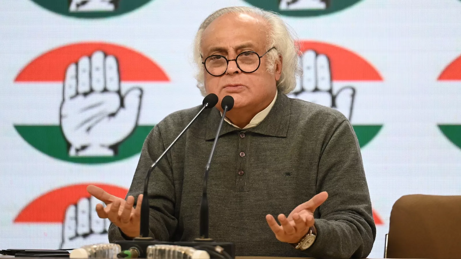 कांग्रेस नेता विदेश नीति पर बयान देते हुए