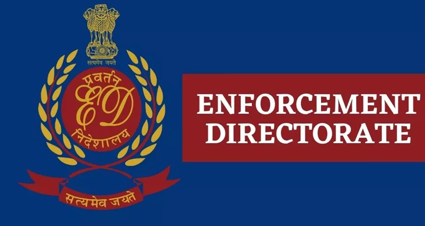 ईडी टीम छापेमारी के दौरान जांच करती हुई