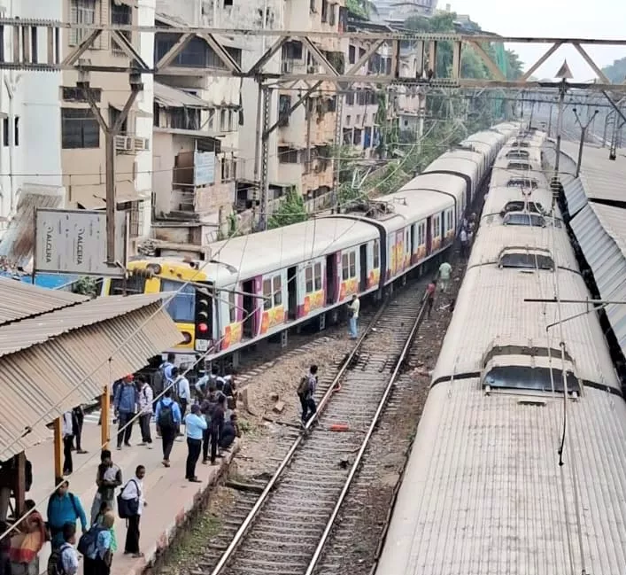 पटरी से उतरा लोकल ट्रेन का डिब्बा