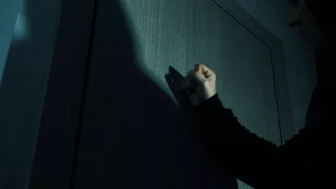 सीसीटीवी में कैद संदिग्ध व्यक्ति की हरकत