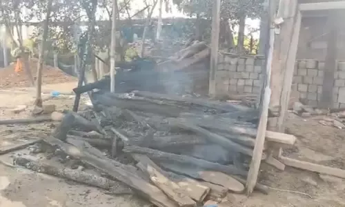 वरंगल में श्रावंती के अंतिम संस्कार में झड़प का दृश्य