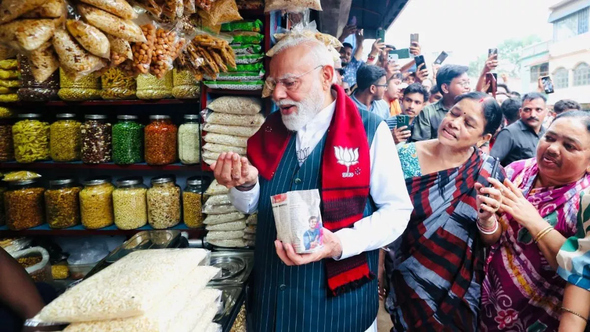 मोदी झालमुड़ी खाते हुए