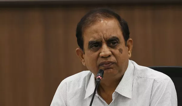 मतदाता मैपिंग तेज करने के निर्देश देते अधिकारी