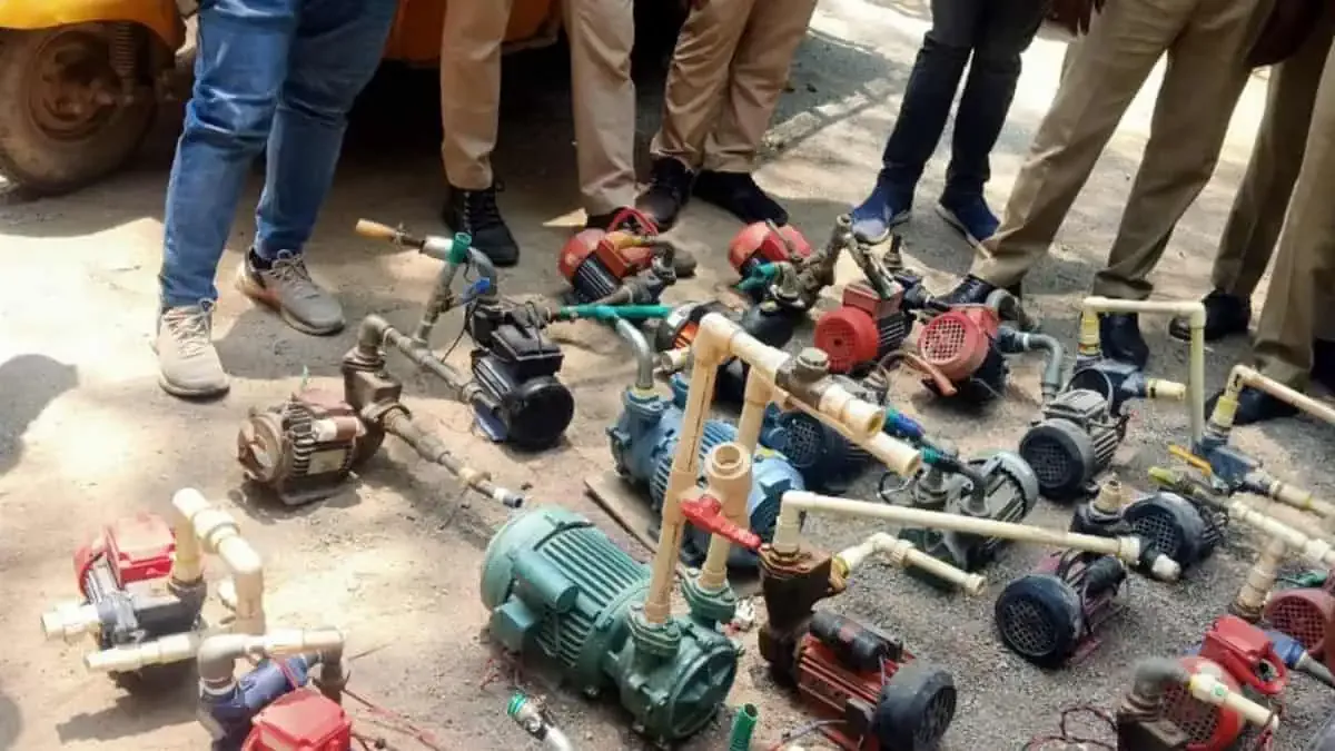 पाइप लाइन से जुड़ी अवैध मोटर जब्त करते जल बोर्ड अधिकारी