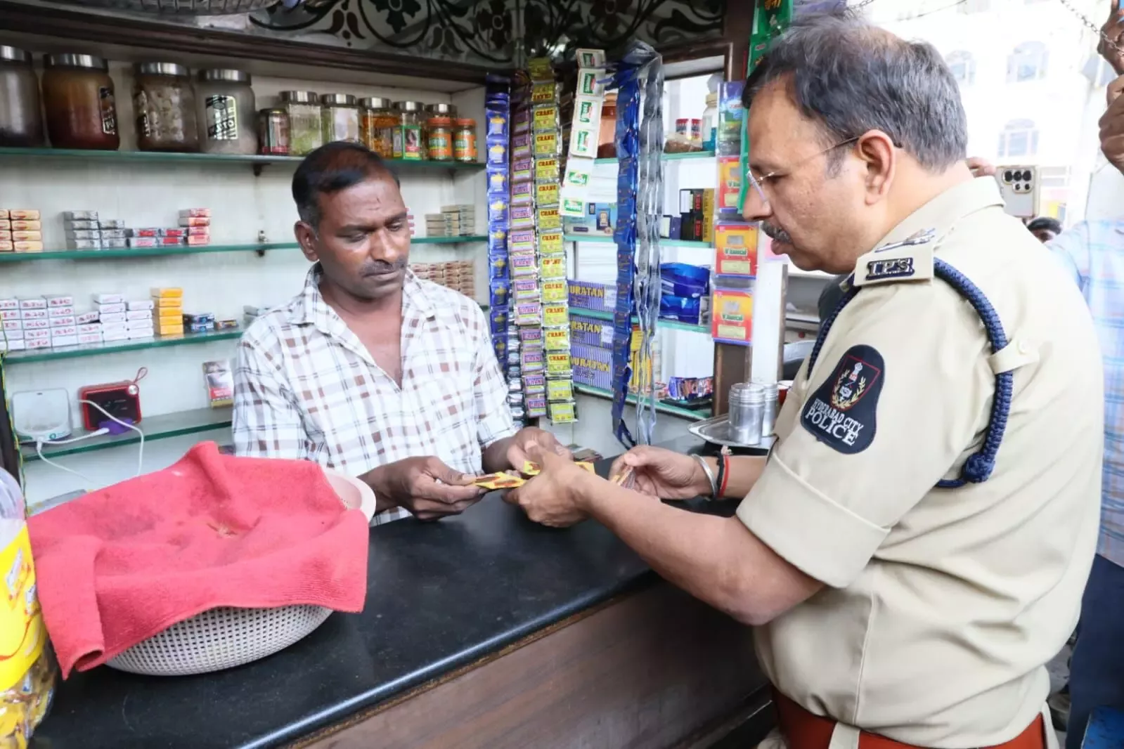 ऑपरेशन सेफ स्कूल में तम्बाकू उत्पादों की जब्ती