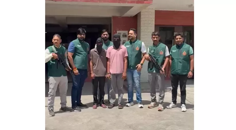 दिल्ली पुलिस द्वारा आरोपी की गिरफ्तारी का दृश्य