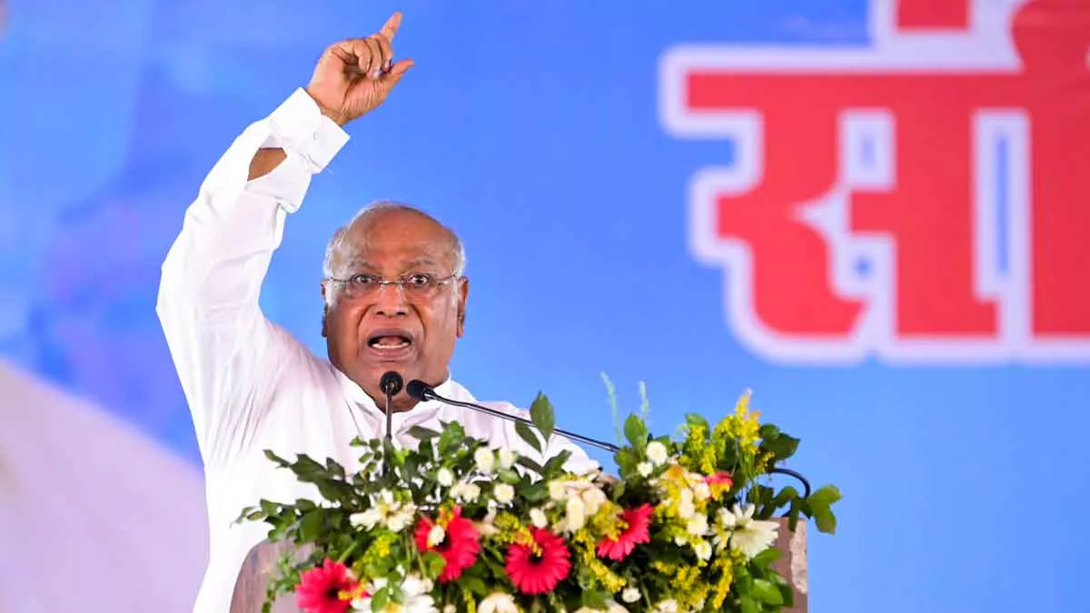 पहलगाम हमले के शहीदों को श्रद्धांजलि देते खरगे