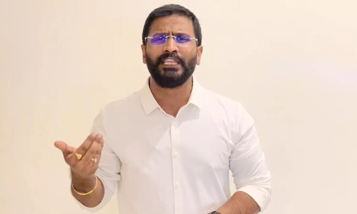 मीडिया से बात करते कांग्रेस नेता बी. वेंकट