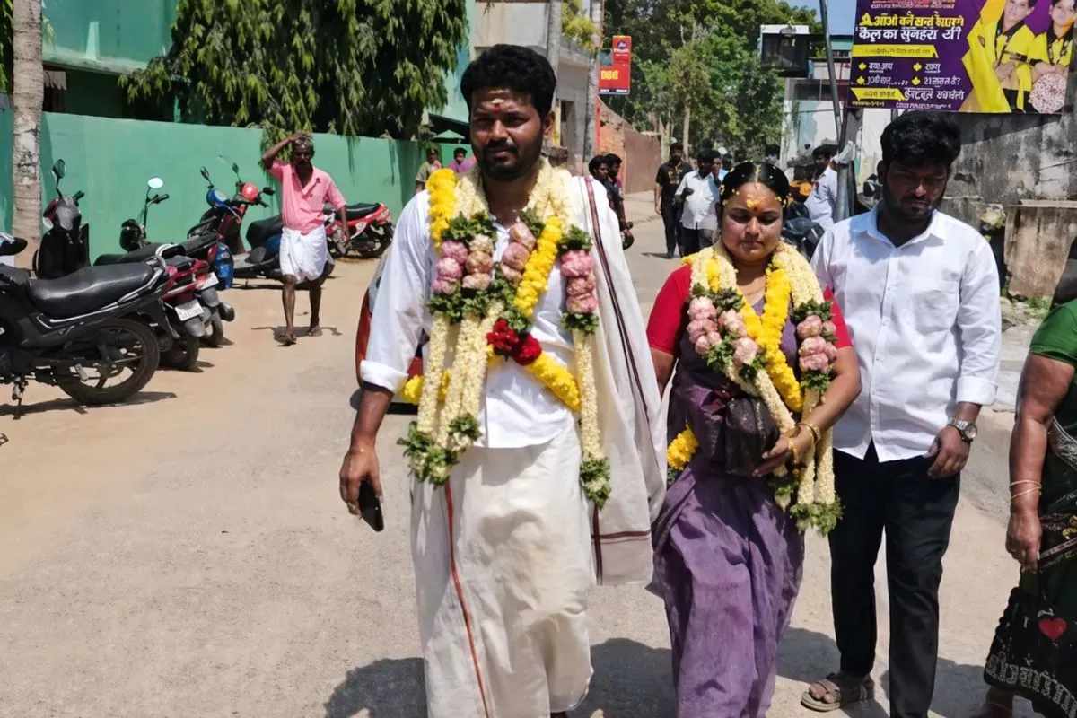 शादी के बाद सीधे मतदान केंद्र पहुंचे लोकतंत्र के प्रति दिखाई जागरूकता