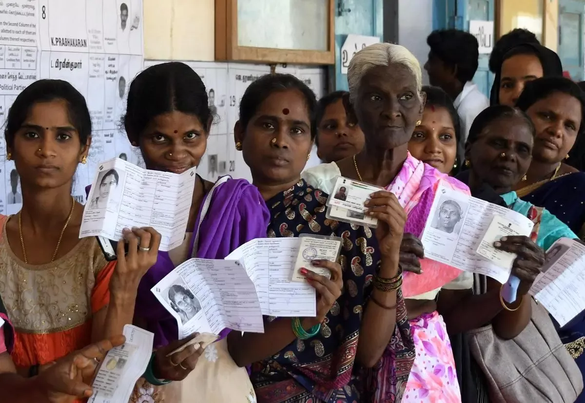 एक परिवार के 14 सदस्य एक साथ वोट देने पहुंचे तीन पीढ़ियों ने निभाई लोकतांत्रिक जिम्मेदारी