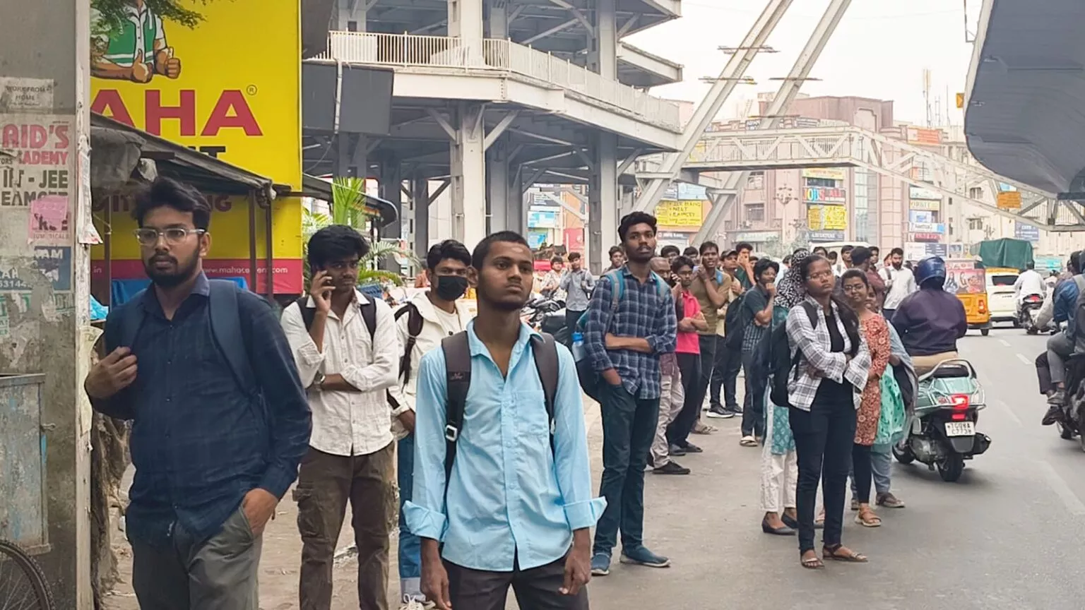 दूसरे दिन भी बस सेवाएं प्रभावित यात्रियों को भारी दिक्कतों का सामना प्रशासन समाधान की कोशिश में जुटा