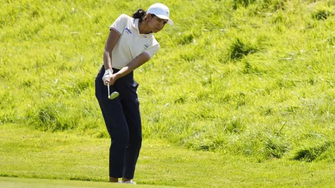 दीक्षा डागर गोल्फ टूर्नामेंट में खेलती हुई