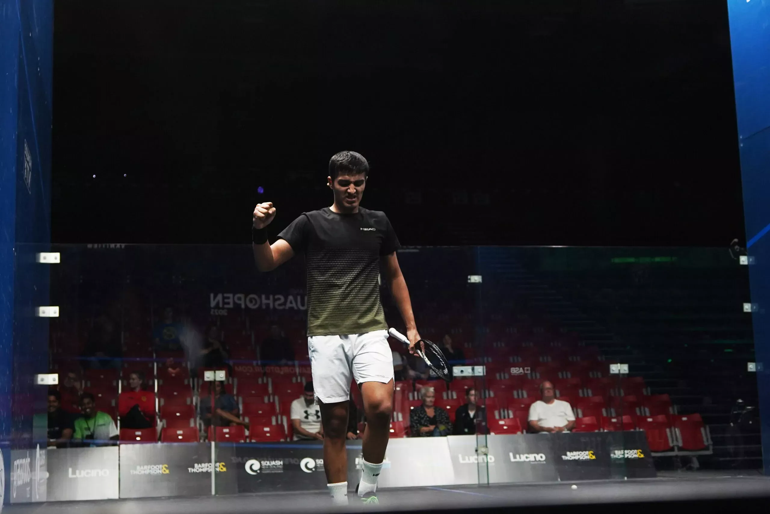 अभय सिंह स्क्वैश मैच खेलते हुए