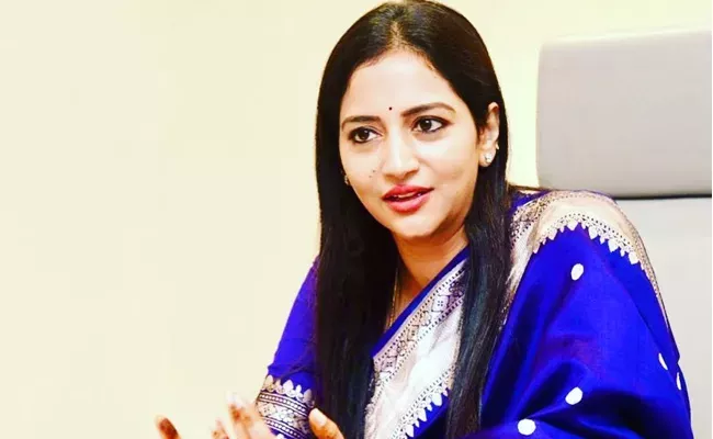 भाजपा मुख्यालय में मीडिया से बात करती प्रीति रेड्डी