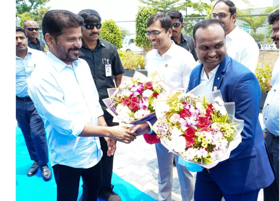 विक्रम-1 रॉकेट को श्रीहरिकोटा के लिए रवाना करते सीएम