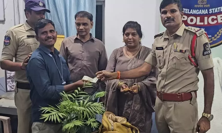 ऑटो चालक द्वारा बैग लौटाने का दृश्य