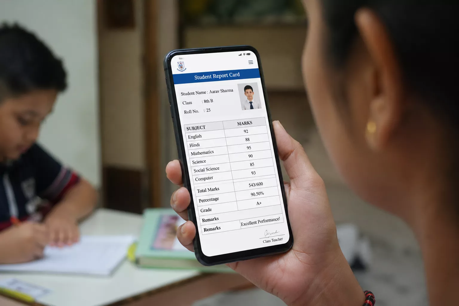 अब छात्रों के रिपोर्ट कार्ड सीधे अभिभावकों के मोबाइल पर भेजे जा रहे हैं, शिक्षा प्रणाली में डिजिटल बदलाव।