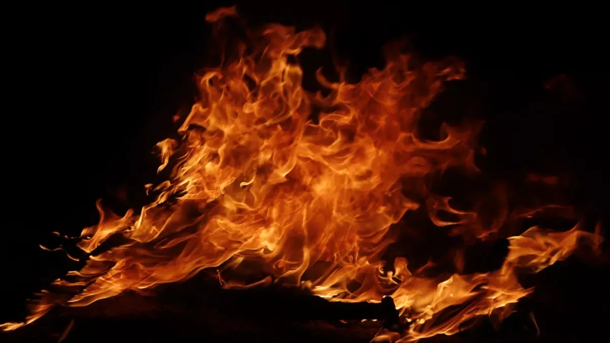 संपत्ति विवाद में भाई द्वारा आग लगाने की घटना