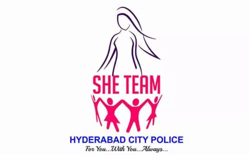 सार्वजनिक स्थानों पर कार्रवाई करती शी टीम पुलिस