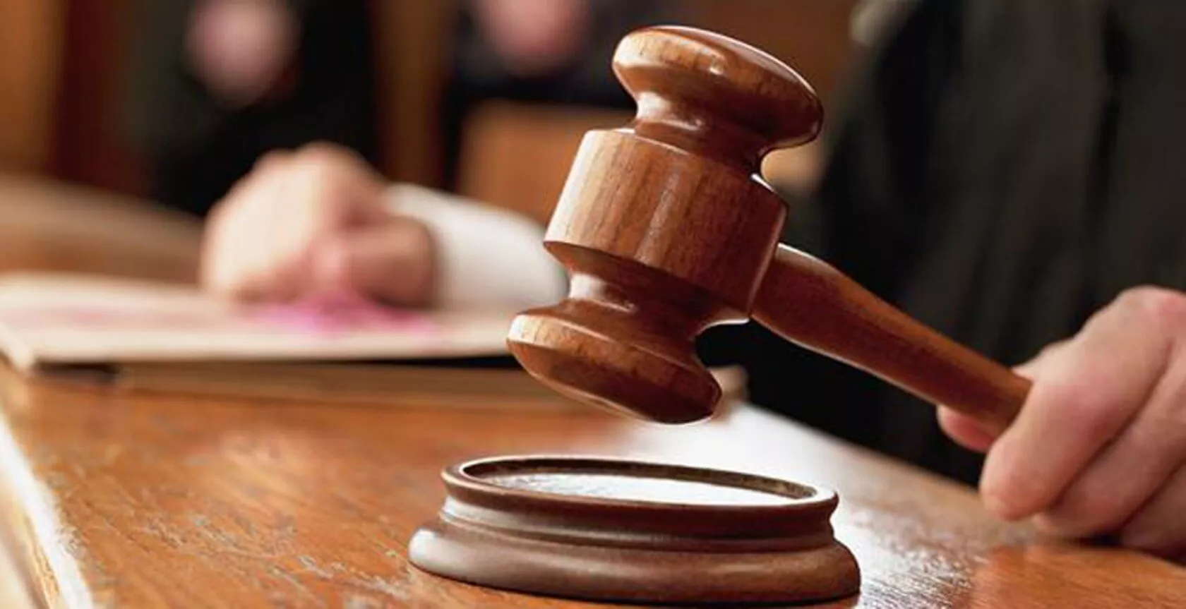 कोर्ट हॉल में पुलिस के साथ आरोपी की बहस