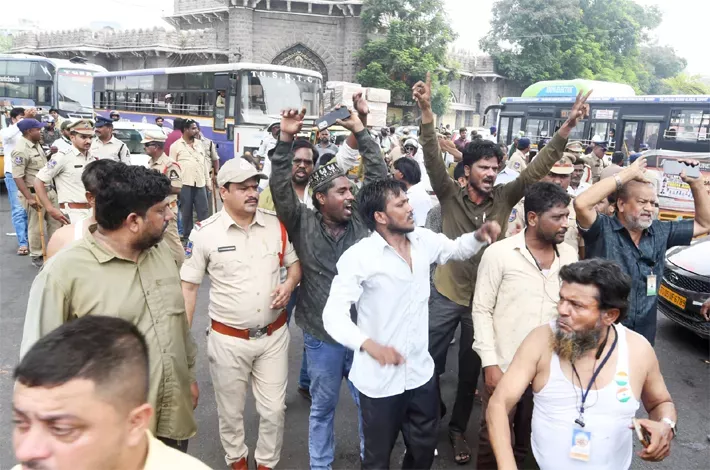 एमजे मार्केट चौराहे पर ऑटो चालकों का विरोध प्रदर्शन