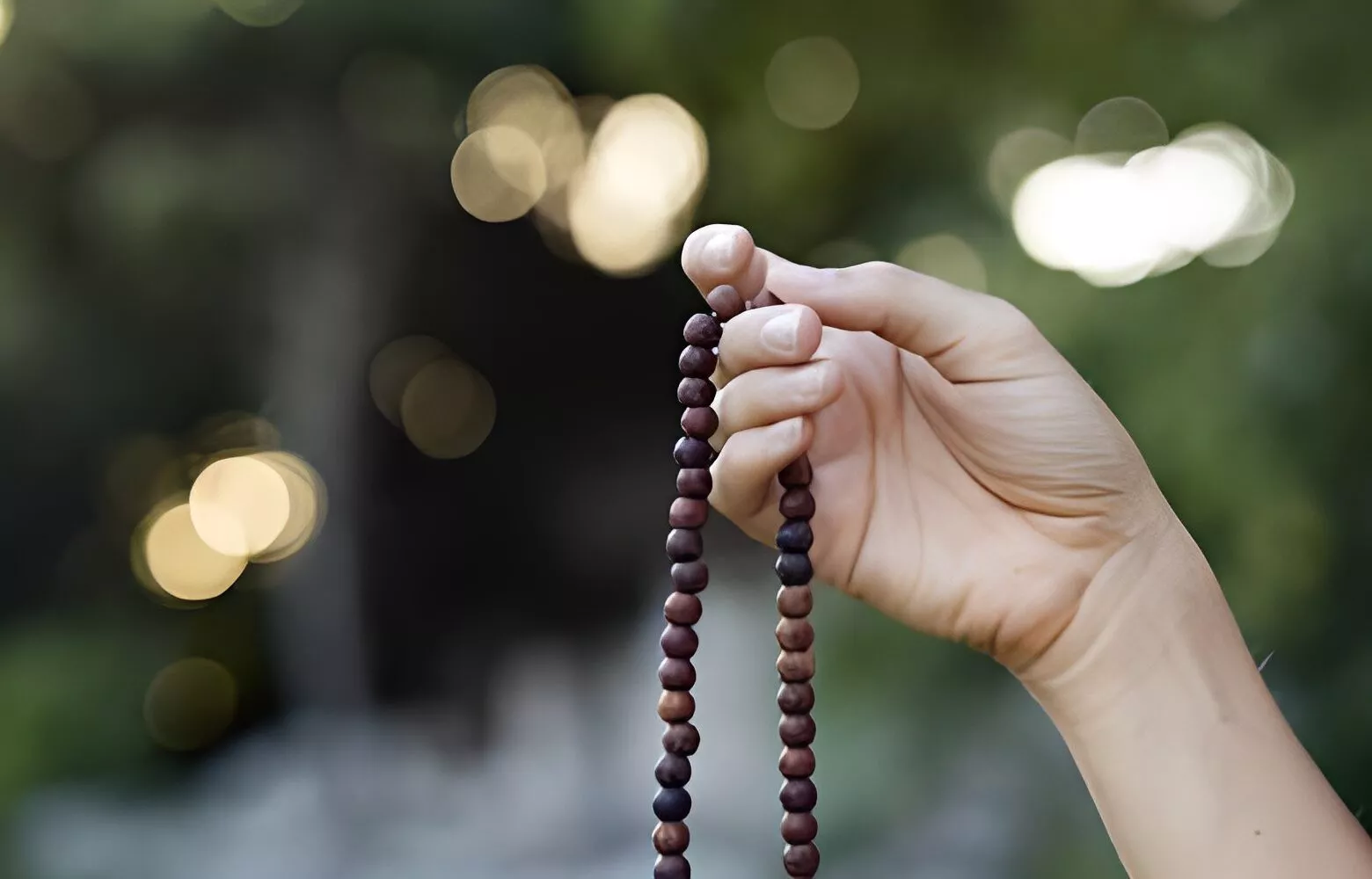 ध्यान में लीन साधक और आध्यात्मिक अनुभूति