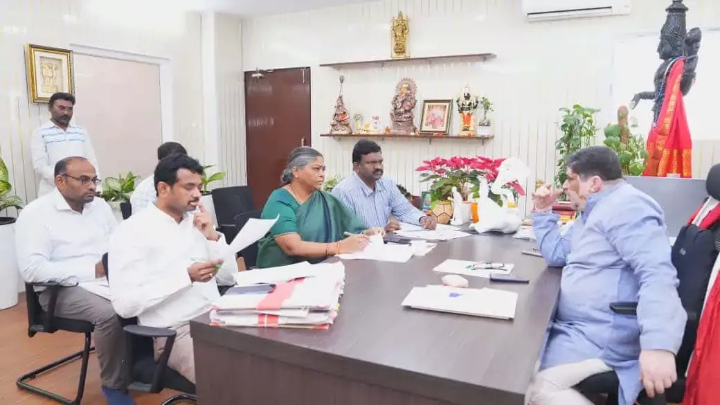 महिलाओं को दी जा रही सिलाई मशीन योजना