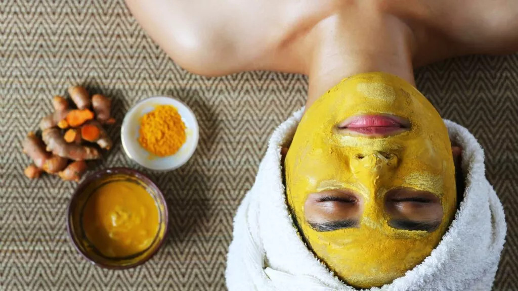 हल्दी लगाने का सही तरीका जानें त्वचा पीली होने से कैसे बचें