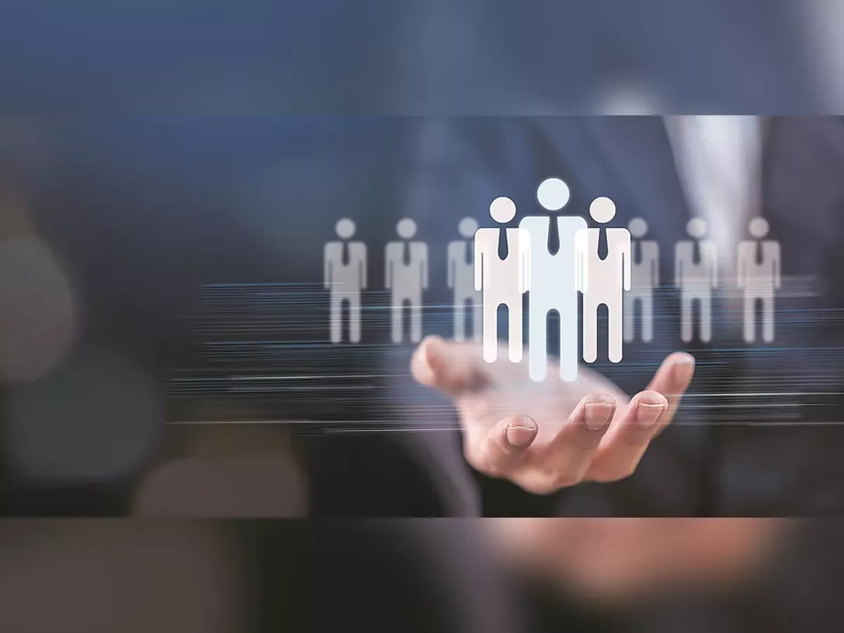 मोबाइल ऐप से डिजिटल जनगणना की जानकारी भरते नागरिक