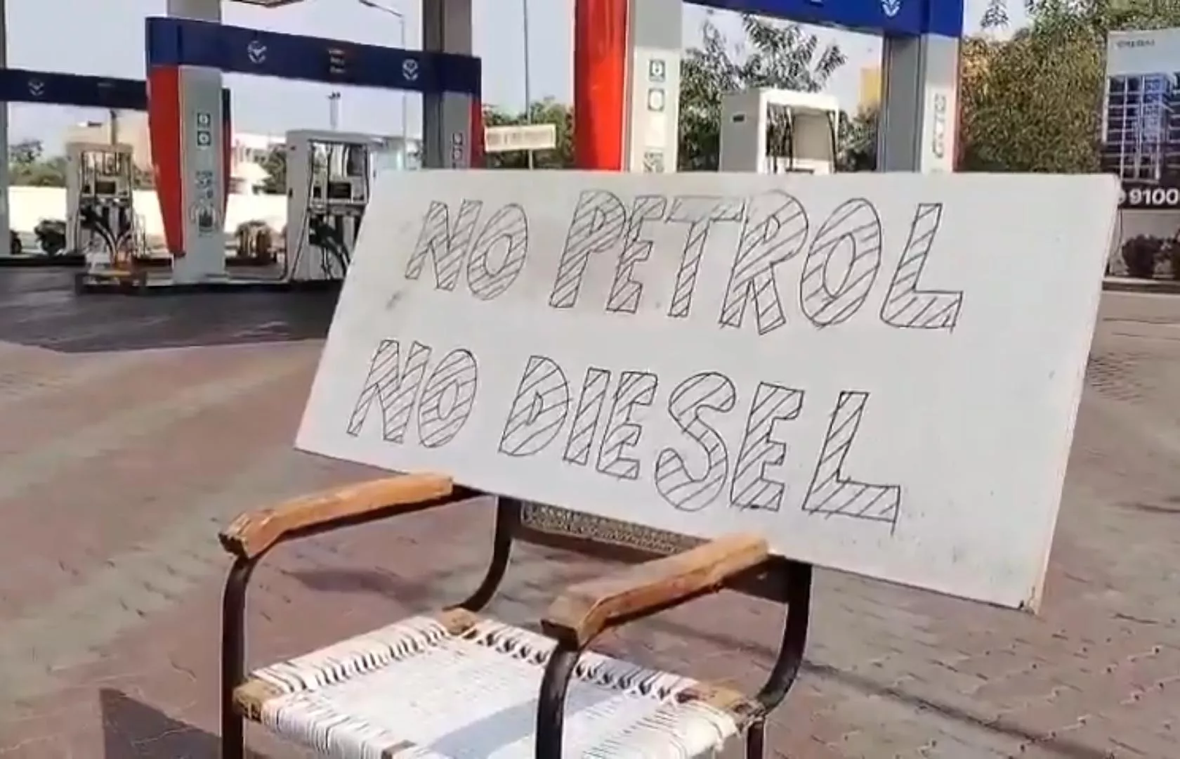 कई पेट्रोल पंपों पर ‘नो स्टॉक’, लंबी कतारें